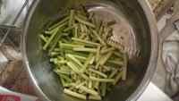 喷香的蒜苔炒肉做法图解1)