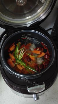 美味的胡萝卜排骨汤做法图解4)