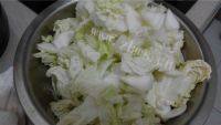 家常菜五花肉炖白菜做法图解4)