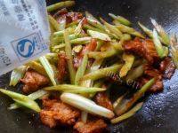 营养丰富的芹菜炒肉片做法图解3)