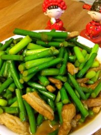 家常菜肉炒蒜苔