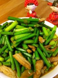 家常菜肉炒蒜苔