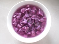 美味的紫薯银耳羹做法图解2)
