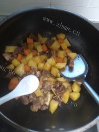 营养丰富的牛肉炖土豆胡萝卜做法图解7)