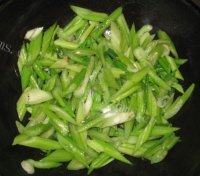 家常菜芹菜炒虾仁做法图解6)