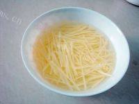 十分喜欢的酸辣土豆丝做法图解2)