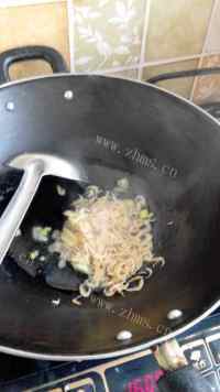 美味的萝卜豆腐牛骨髓汤做法图解4)