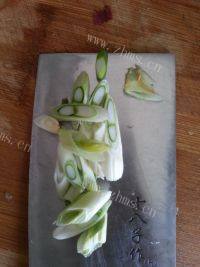 回味无穷的素炒黄豆芽做法图解2)