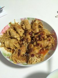 美味的猪肉金针菇卷做法图解3)