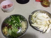 美味的茭白炒肉做法图解1)