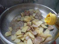 家常菜五花肉炒土豆片做法图解5)