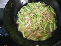 蒜苔肉丝焖面做法图解8)