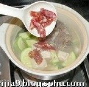 美味的猪骨腊味冻豆腐汤