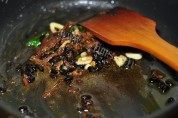 家常菜豆豉鱼油麦菜做法图解4)