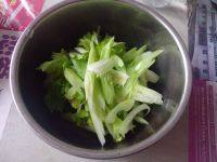 健康的芹菜炒豆干做法图解1)