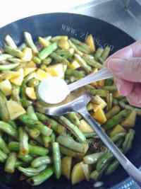 美味的芸豆炖土豆做法图解9)