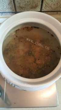 美味的老母鸡炖海鲜菇做法图解3)