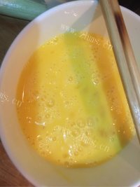 色味俱佳的黄瓜炒鸡蛋做法图解3)