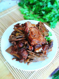 色泽鲜亮的排骨炖豆角做法图解8)