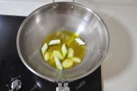 美味的蘑菇烧牛腩做法图解3)