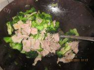 味道十足的西兰花炒肉片做法图解4)