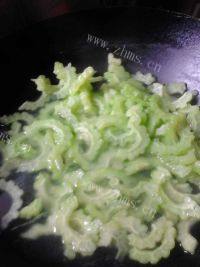 家常菜苦瓜炒肉片做法图解3)