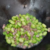 蚕豆火腿焖饭做法图解4)