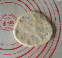 美味的炼乳紫薯扇子面包做法图解9)