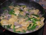 可口的韭菜炒豆腐做法图解5)