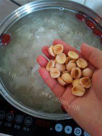 外婆做的银耳莲子汤做法图解6)