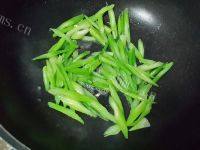 香糯的芹菜炒鸡蛋做法图解8)