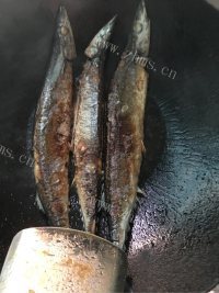 家常菜红烧秋刀鱼做法图解4)