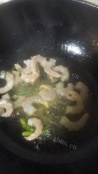 家常菜白菜炒虾仁做法图解4)
