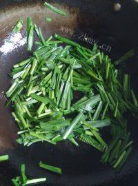 家常菜韭菜炒鸡蛋做法图解5)