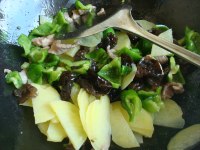 家常菜肉炒土豆片