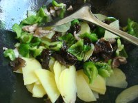 家常菜肉炒土豆片