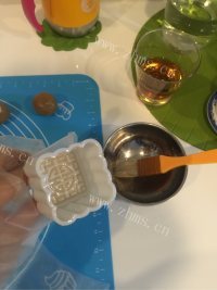 自制莲蓉蛋黄月饼做法图解6)