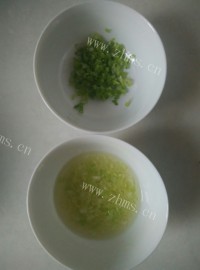 自制葱油饼做法图解2)