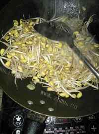 家常黄豆芽肉丝炒饼做法图解2)