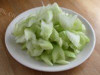 家常菜芹菜炒羊肉做法图解3)