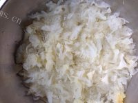 美味的银耳雪梨羹做法图解2)
