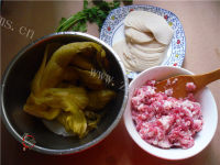 爽口酸菜鲜肉饺做法图解1)