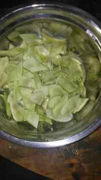 家常菜扁豆炒肉丝做法图解2)
