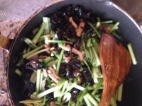 香喷喷的芹菜木耳炒肉丝做法图解6)