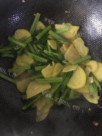 芹菜炒土豆片做法图解7)
