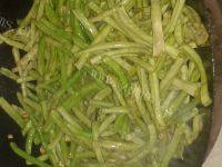 家常菜蒜香豇豆做法图解3)
