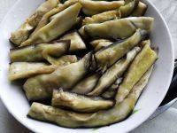 家常菜巧拌鱼香茄子做法图解5)