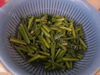 在家做的韭菜花炒鸡蛋做法图解2)