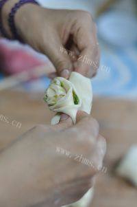 简单的葱香花卷做法图解11)