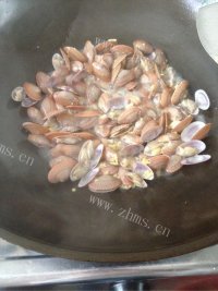 美味的爆炒花蛤做法图解4)